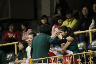 表彰式では、感極まって涙ぐむ生徒たちも（生徒の肩に右手を添えているのは楊世瑞校長）