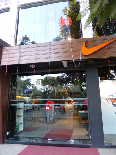 有名ブランドを扱うショッピングビルの店舗