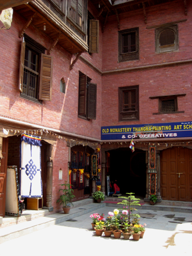 一階の軒下に掛けられています。