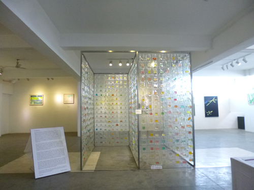 樹脂と石鹸を使った大きな作品が目を引きます。