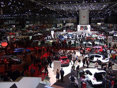 世界中から集まった自動車メーカーの展示車がここに。