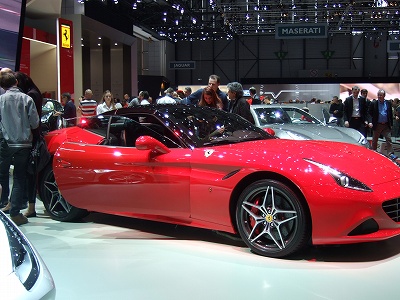 人気のクルマには多くの来場者の目が輝きます。