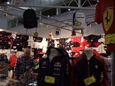 衣料品から玩具まで、車関連のものなら何でも販売されています。