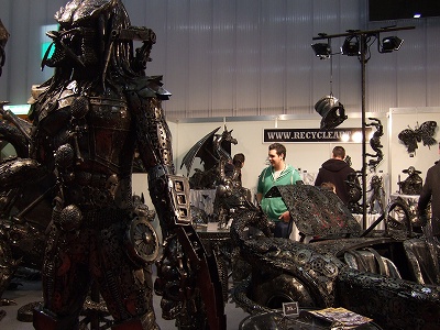 不要になった自動車部品をリサイクル、こんな立派なエイリアンまで！