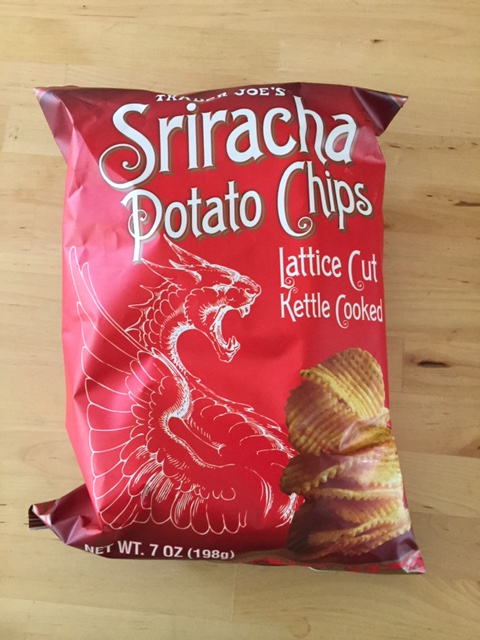 トレーダージョーズのシラッチャーソース味ポテトチップスは格子模様。脂っぽさをあまり感じません