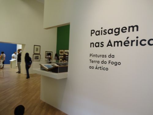 2月27日から5月29日までサンパウロ市のピナコテカ美術館で開催されている特別展「 Paisagem nas Américas(アメリカの風景)」の入り口