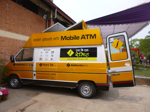 屋根にはソーラーパネルが2枚設置されています。