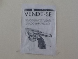 サンパウロのポルトガル料理店で張り出されていた『売ります。ポルトガルのリボルバー（回転式けん銃）。一回だけ使用』