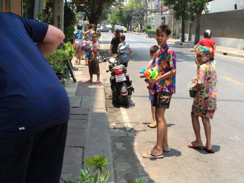 新品のアロハに身を包み、楽しそうな表情が印象的