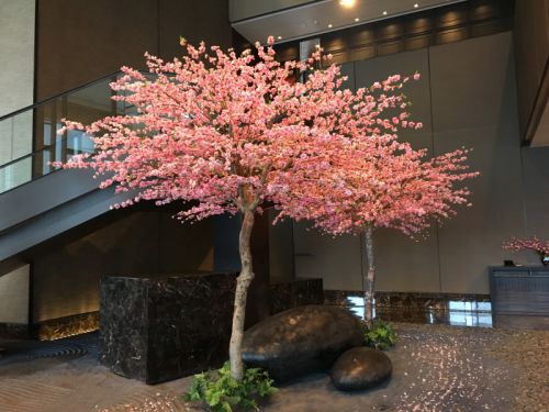 季節ごとに変わるロビーの飾りつけ　造花ですが本当にキレイ