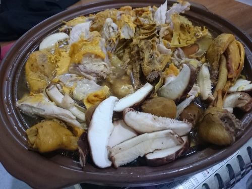 お店の人が目の前で、食べやすくハサミで解体してくれます