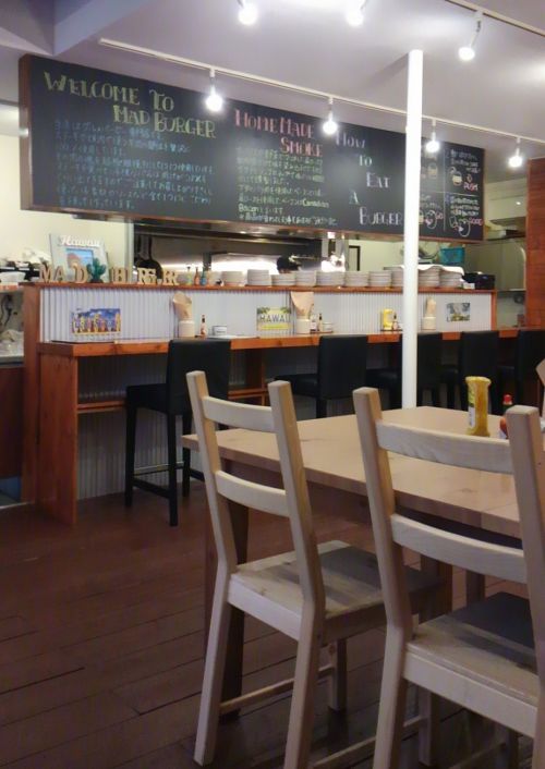 木目の家具が並ぶ店内。