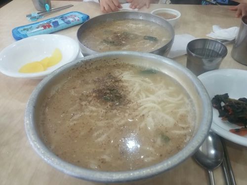 このウドン屋さんにも北見タマネギの箱が置かれていました