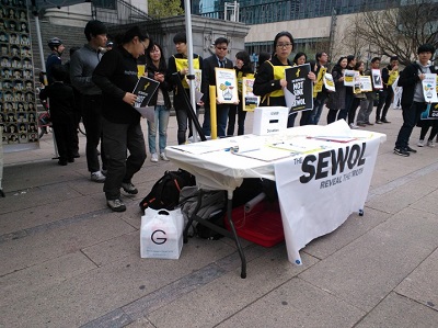 真実を知りたいと訴える学生たち