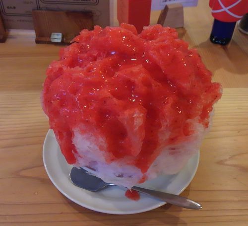 ふわふわで大きな生女峰いちごのかき氷。