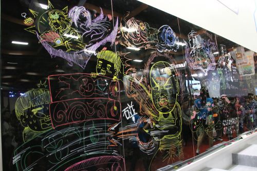 あるブースの壁に設けられた落書きコーナー