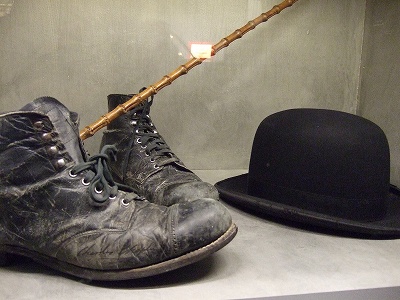 チャップリンといえばおなじみの黒い帽子、ステッキ、靴。実際に使用されていたものも展示されています。