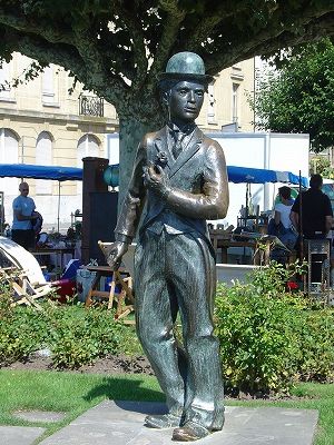 コルジェ村近くの町、ヴヴェイの遊歩道でもチャップリンの銅像に出会うことができます。
