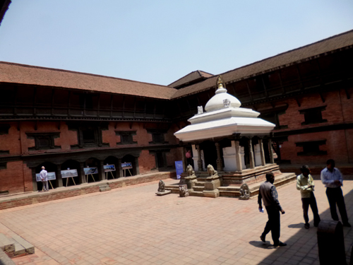 広い中庭とネワール建築屋内ギャラリーに写真がたくさん展示されました