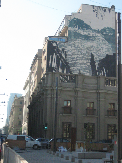 サンティアゴ旧市街にある博物館の壁一面に描かれた巨大な作品