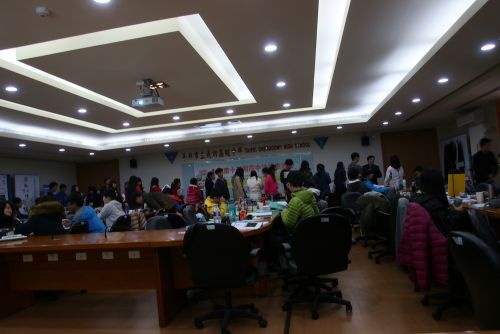 サインを求める長蛇の列