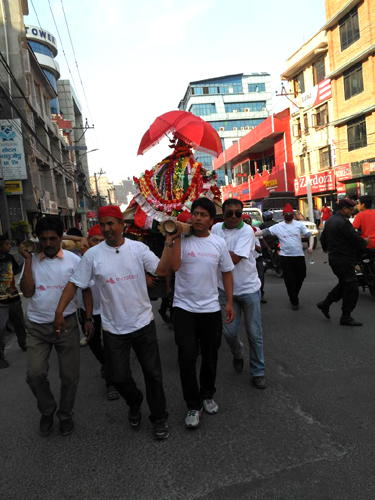 派手なお神輿が大音響とともに
