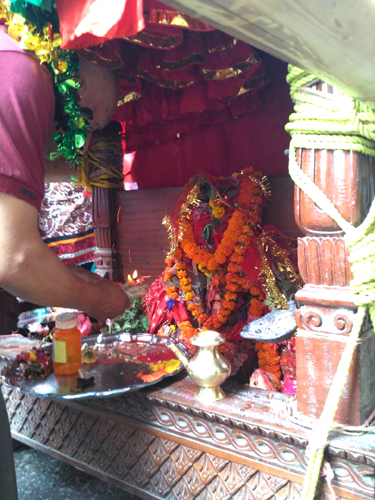 ご神体は埋もれて見えません。