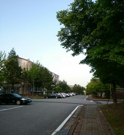 だいぶ数値が下がった4月24日午後6時頃、PM10数値はそれでも115ほど。数キロ先も霞んでいます