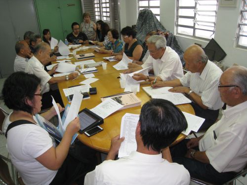 ブラジル熊本県文化交流協会で開かれた理事会。義援金協力運動が決議された（４月１６日）