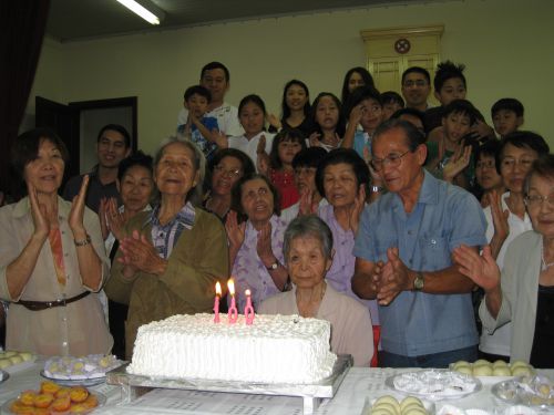 ブラジルの日系人家族はふれあいの絆を大切にする（ある日系人の誕生お祝い会で）