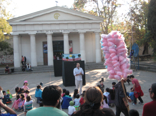 常に笑いや子供たちの叫び声が絶えない、大人も楽しめる人形劇。