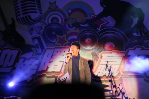 司会の陳大天（チェン・ダーティエン、Daniel Chen）