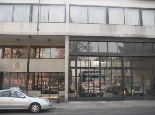 日本の消防署といえば赤だけれど、チリは至って普通な建物が多い