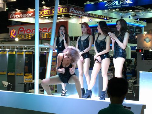 異色のダンスを繰り広げるこちらのブース。ちょっと“裏芸”的な雰囲気も…
