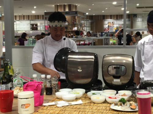 ただいま実演販売中！