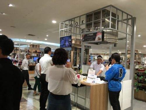 真新しいはっぴの背中に「祭」の文字