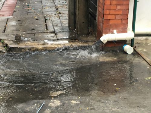 自宅の敷地の水を歩道に排水している家も