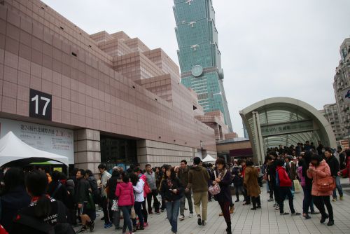 チケット売り場の長蛇の列