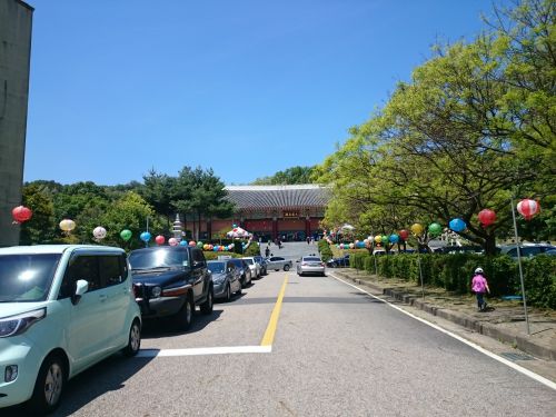 お釈迦様の誕生日に合わせて提灯が飾られたお寺