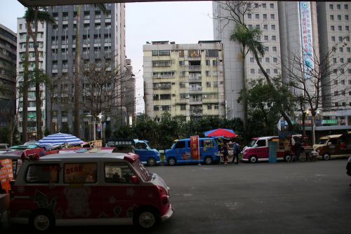 会場前には屋台街も