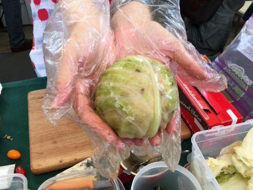 出来上がり！これは私が頼んだレタス包み“おにぎらず