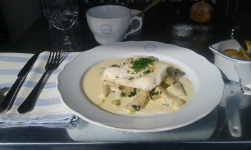 お気に入りのレストランでのランチ、この日の日替わりは、白身魚の白ワインソース