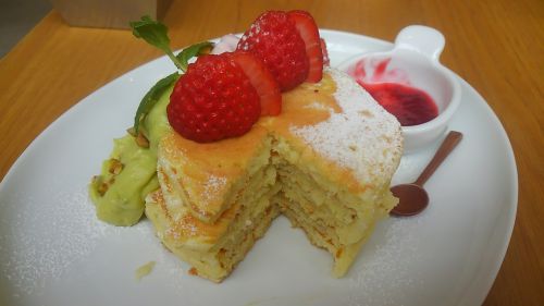 こちらが断面。横についているのは苺のコンフィチュール。