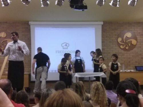 昼休みの長さを利用して学校ではバスケット、サッカー、音楽、外国語といった課外クラスが用意されています。息子も水泳や料理クラスなどに参加しました。