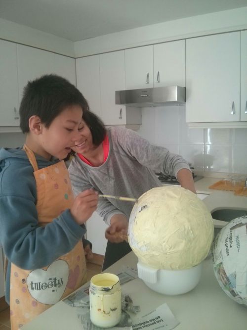 絵具でペイント！薄い色だと新聞紙の文字が見えることがあるのでその場合は白色をまず色付けし希望の色を塗るとキレイです。