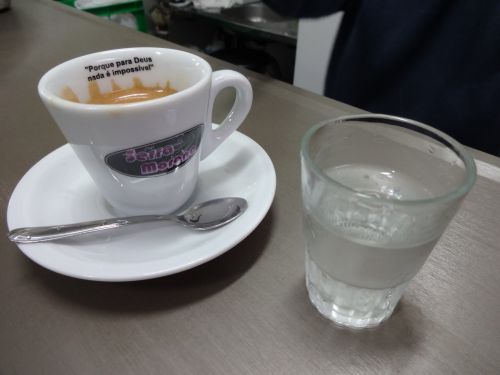ブラジルでおなじみのエスプレッソコーヒーとコーヒーに添えられる炭酸水