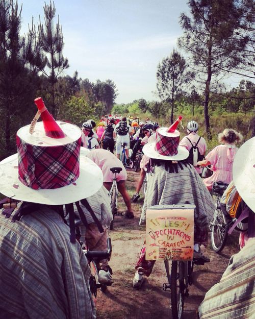 仮装して自然の中をバイクで駆け抜ける！