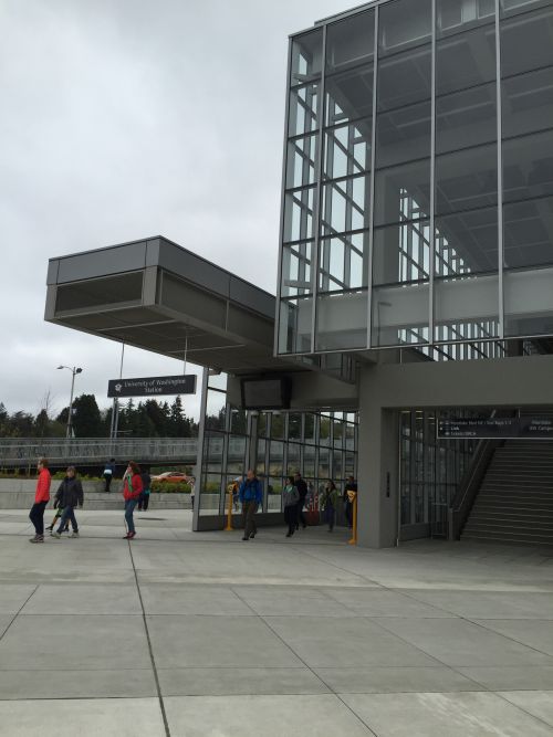ワシントン大学スタジアム駅は、運動競技が行われるハスキースタジアムに隣接