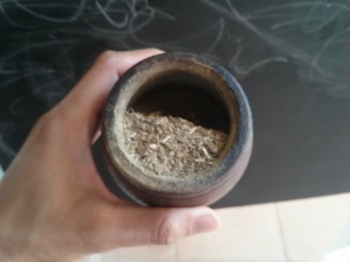 マテ茶の量は容器の4分の3くらいまで！多すぎても少なすぎてもこの後入れるボンビージャがうまく収まりません！