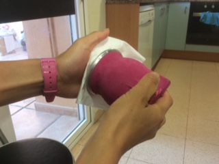 マテ茶の茶葉に入っている小さい枝が下に堪らないように容器を振って粉末と枝を均一にします